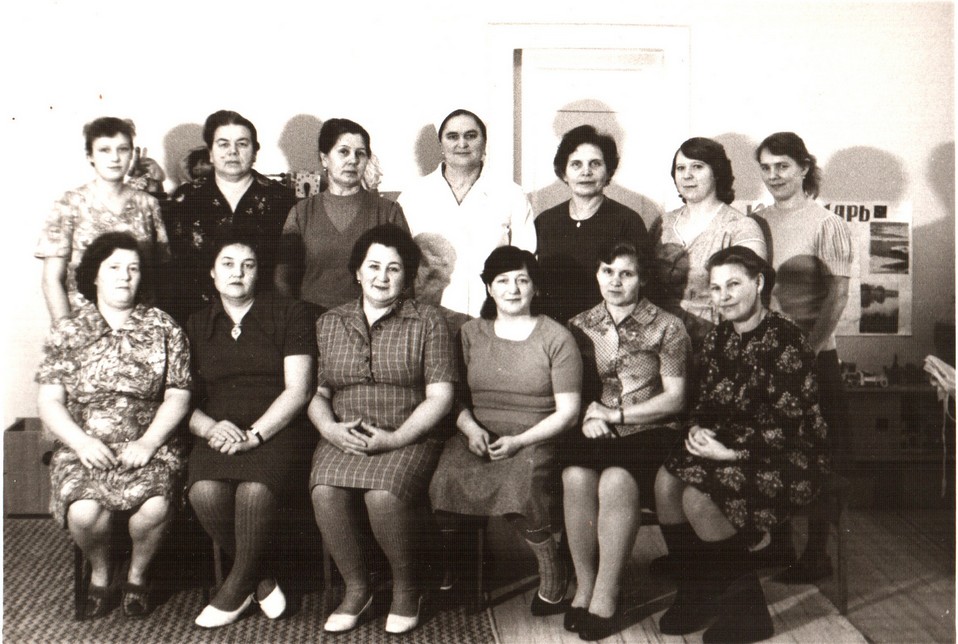 1980-1981г.(Калинкина Е.А. нижний ряд, третья слева)        